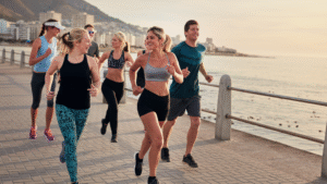 Banner _ Amigos correndo na orla - Psicologia no Esporte
