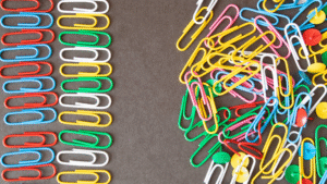 Banner _ Clipes de papel enfileirados e desorganizados - Psicologia no Esporte