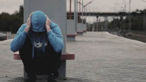 Banner _ Jovem na rua com medo - Psicologia no Esporte