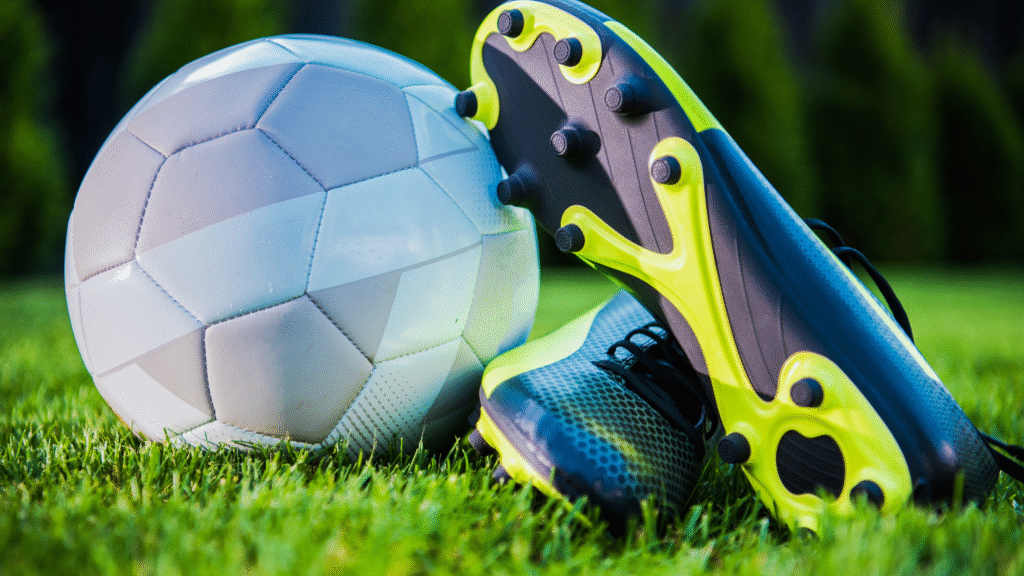 Banner _ Chuteiras ao lado de uma bola de futebol - Psicologia no Esporte