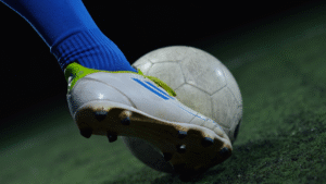 Banner _ Jogador chutando bola - Psicologia no Esporte