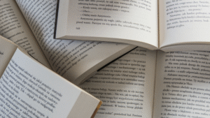 Banner _ Livros abertos empilhados - Psicologia no Esporte