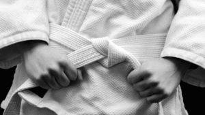 Banner _ Menino amarrando a faixa de seu kimono - Psicologia no Esporte