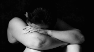 Banner _ Mulher triste em um fundo preto - Psicologia no Esporte