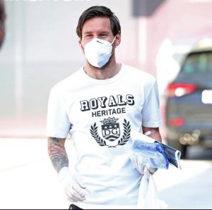 Uma pessoa usando máscara e luvas - Psicólogo Esportivo Rodrigo Scialfa