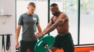 Banner _ Um homem fazendo musculação - Psicologia no Esporte