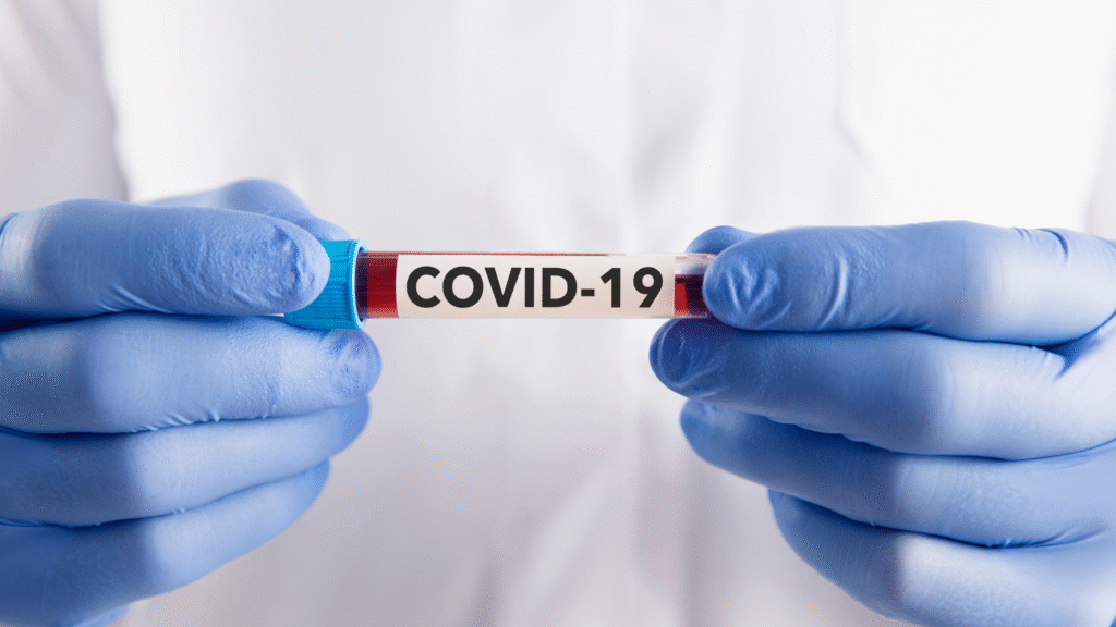 Banner _ Cientista segurando um tubo escrito Covid-19 - Psicologia no Esporte