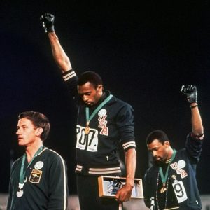 Atleta com Black Power no Podium - Psicólogo Esportivo Rodrigo Scialfa