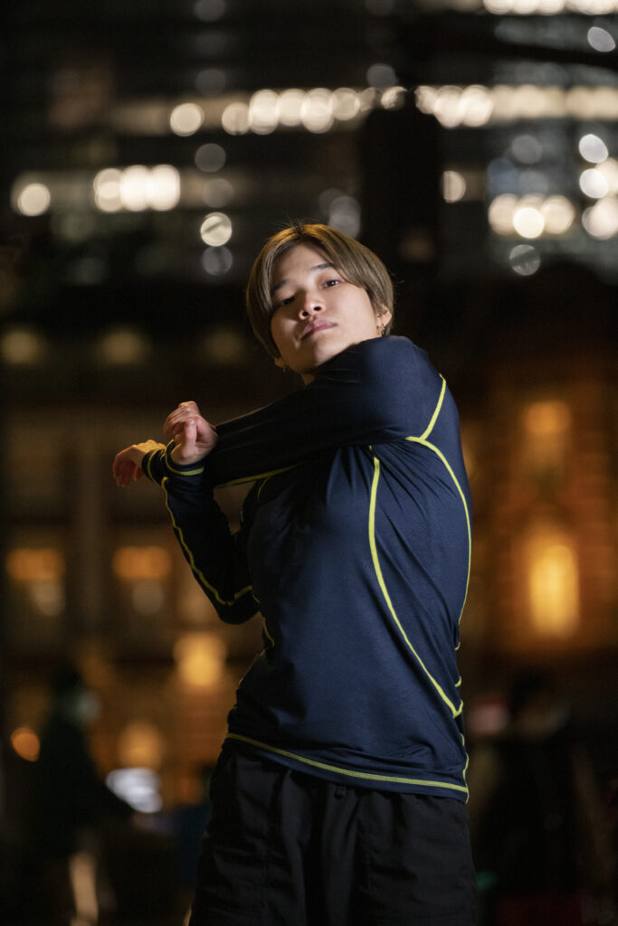 Homem jovem se alongando - Blog Psicólogo Rodrigo Scialfa